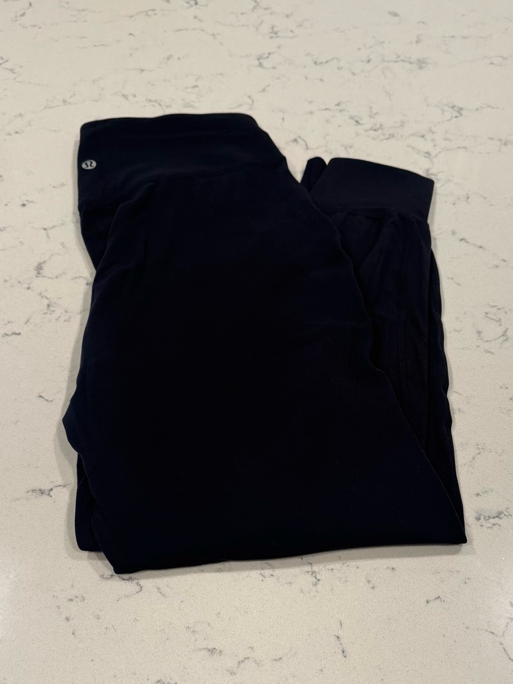 Lululemon Align HR Jogger in Black w/ pockets - Size 6. Excellent Condition